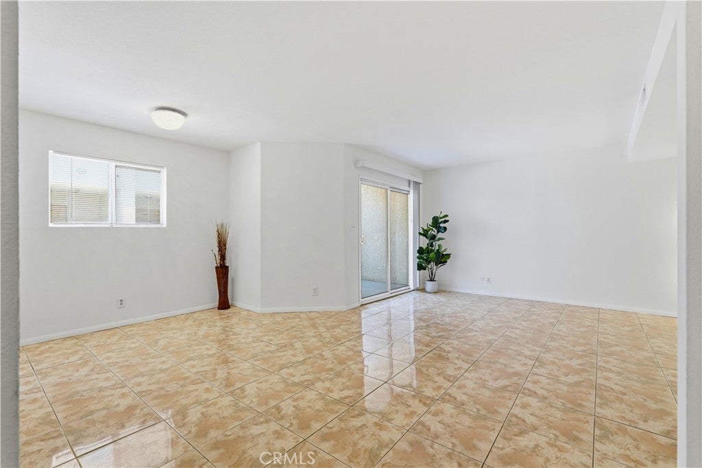 7651 Reseda 13-T