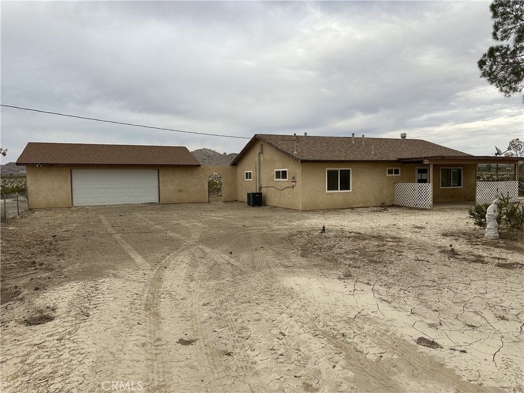 Photo of 38333 E End Rd, Lucerne Valley, CA 92356 (MLS # HD25266090)