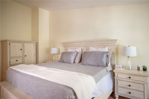 Tiny photo for 24420 Victory BLVD, West Hills, CA 91367 (MLS # SR26147002)