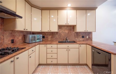 Tiny photo for 24420 Victory BLVD, West Hills, CA 91367 (MLS # SR26147002)