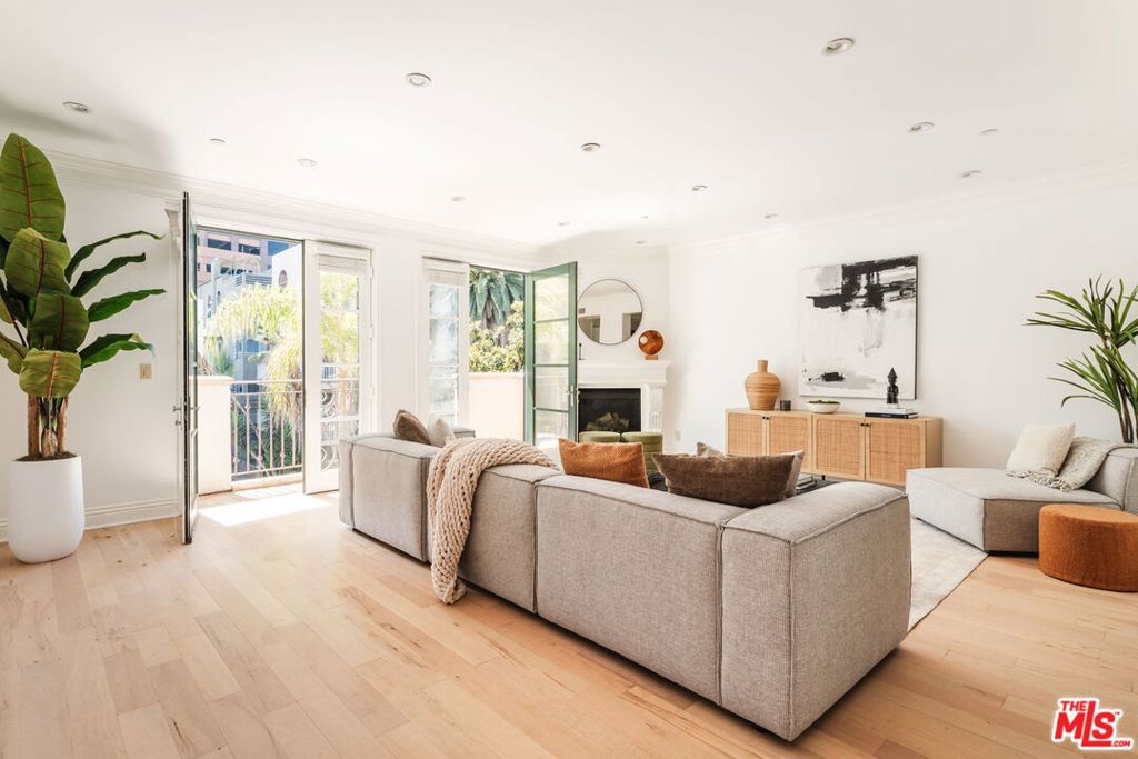 Photo of 11749 Goshen Avenue #202, Los Angeles, CA 90049 (MLS # 26903801)