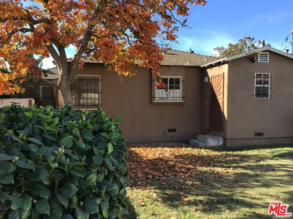 Photo of 3692 Buckingham Road, Los Angeles, CA 90016 (MLS # 25592639)