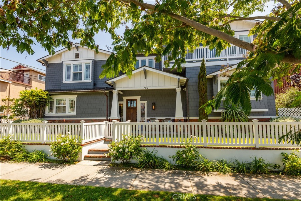 202 Avenue H