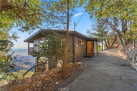Photo of 31537 Old City Creek Rd, Running Springs, CA 92382 (MLS # DW25280092)