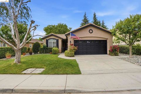 Photo of 427 Stephens Dr, Brentwood, CA 94513 (MLS # 41130771)
