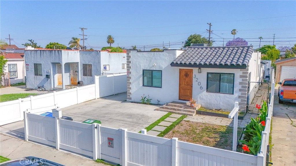 Photo of 3206 W 59th Street, Los Angeles, CA 90043 (MLS # DW25165052)