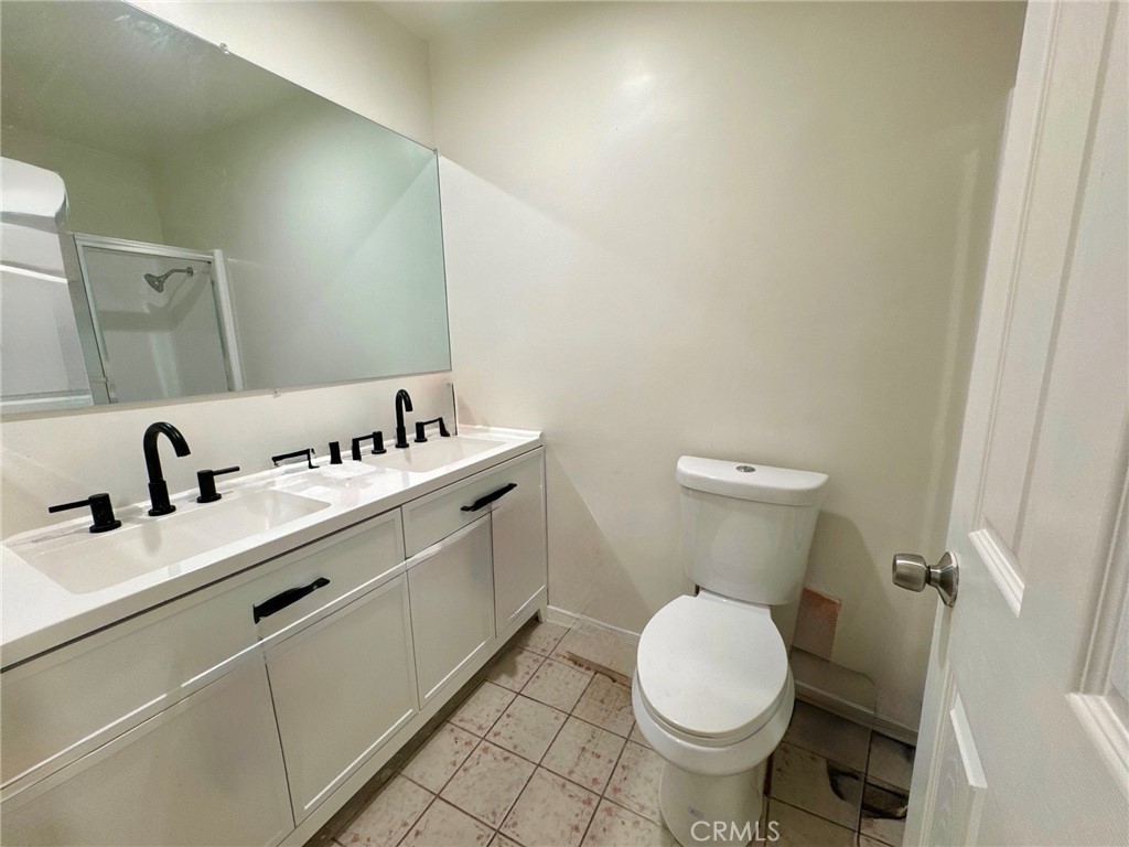 Price Reduced!
Welcome to the heart of Canoga Park! This charming updated top-floor condo features 3 bedrooms and 2 bathrooms, offering the ideal combination of style, comfort, and convenience. Enjoy single-level living with an expansive open floor plan, vaulted beamed ceilings, and laminate wood flooring that seamlessly connects the living and dining areas. The kitchen includes a convenient breakfast bar perfect for casual dining. Community amenities include a sparkling pool, relaxing spa, on-site laundry facilities, and secure gated parking.
Whether you’re seeking a vibrant community lifestyle, this home has it all. Schedule your private tour today!