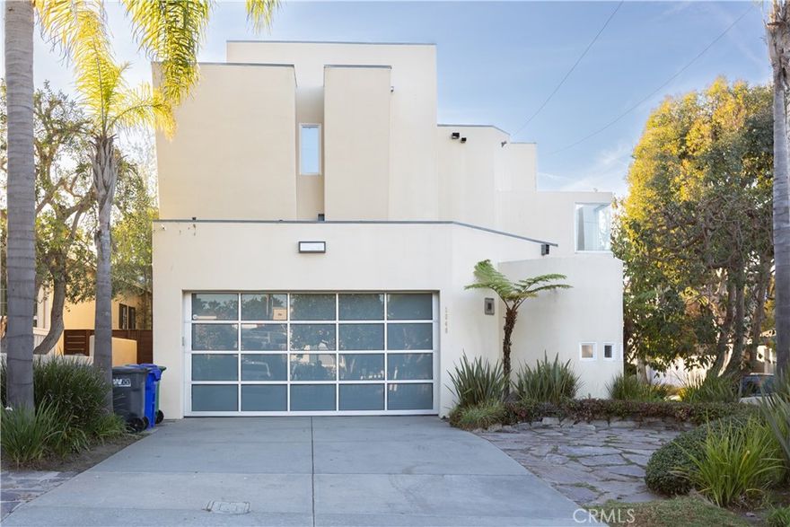 Welcome to 1048 14th St! Nestled in the coveted Manhattan Beach Tree Section, this beautifully designed home offers a perfect blend of luxury and

comfort. Property includes 4 spacious bedrooms and 3.5 baths spanning across 3,229sqft of living space. The open layout seamlessly flows

from space to space, enhanced by the tall windows and abundant natural light. The outdoor patio has a gas fire pit with concrete bench seating,

built-in barbecue, and an outdoor TV. The gourmet kitchen is truly the heart of this home. It’s equipped with high-end Viking appliances, a six-

burner gas stove, double-ovens, and a walk-in pantry - a space designed for both the serious chef or the casual cook. Upstairs you’ll find the large

primary suite, where you can unwind in the soak tub for the perfect R&R. The connected bonus room can be used as a private office or flex space.

Experience the best of Manhattan Beach living in this exquisite residence!