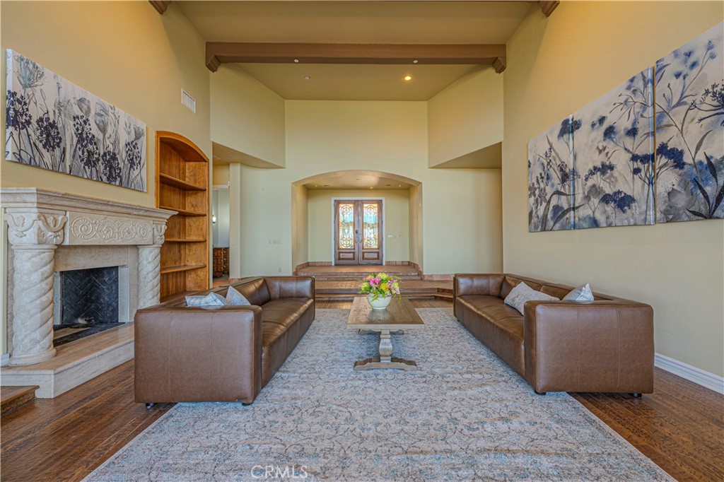 7969 Avenida Mil Flores