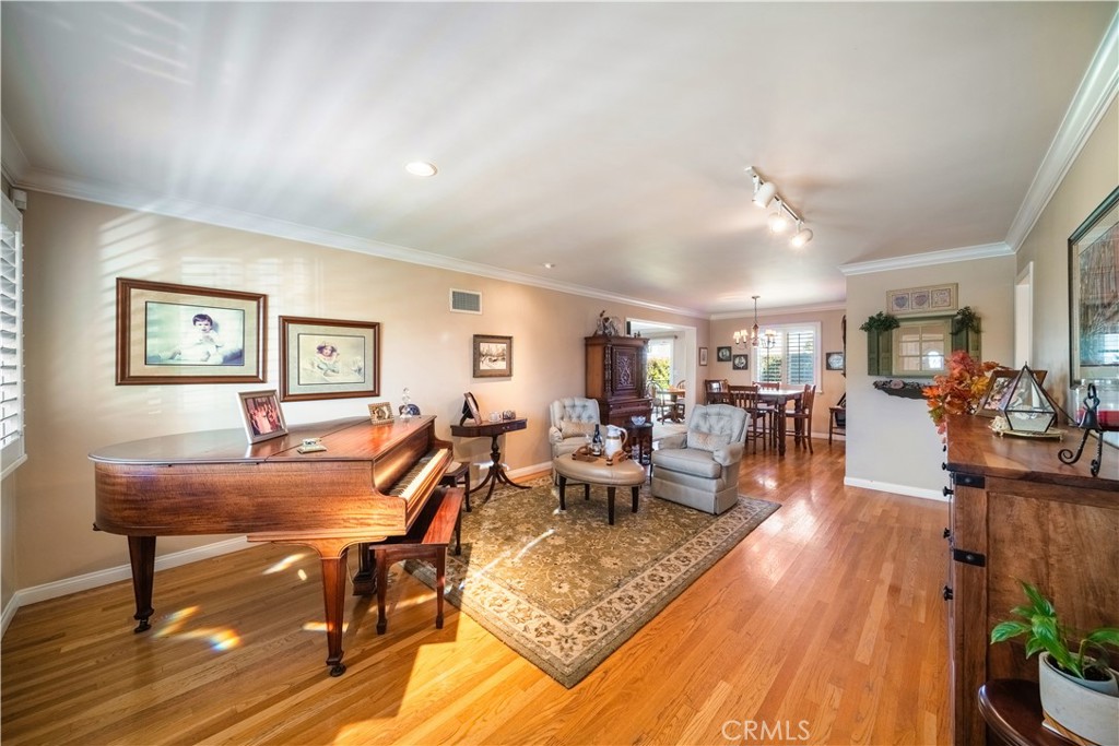 736 N Stephora Avenue