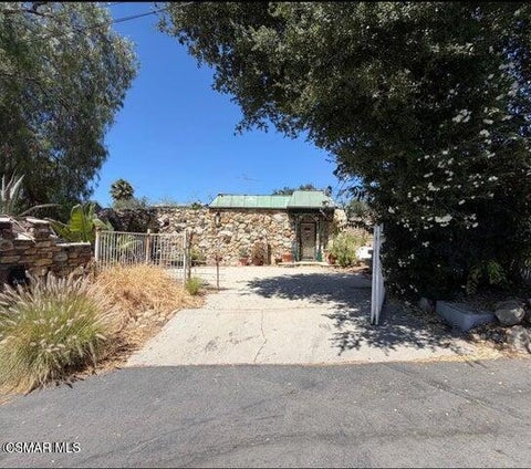 Photo of 9208 Thompson Avenue, Chatsworth, CA 91311 (MLS # 226005092)