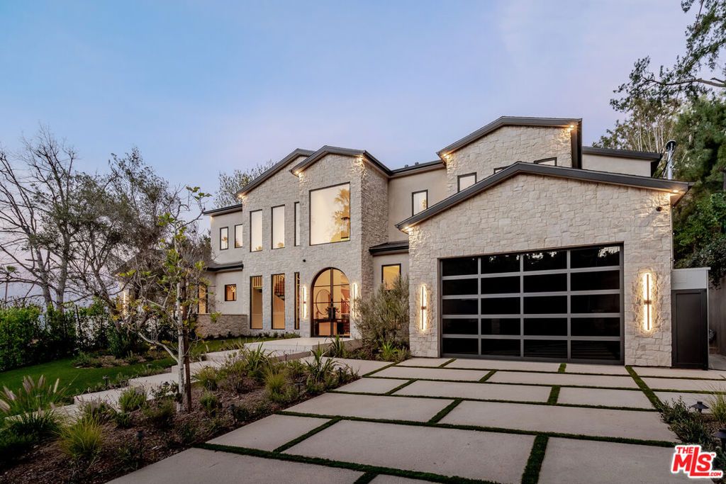 Photo of 4000 Ballina Drive, Encino, CA 91436 (MLS # 26646777)