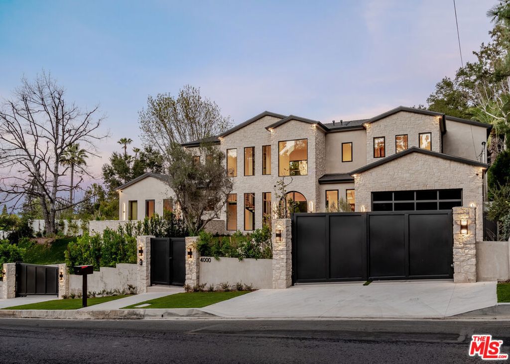 Photo of 4000 Ballina Drive, Encino, CA 91436 (MLS # 26646777)