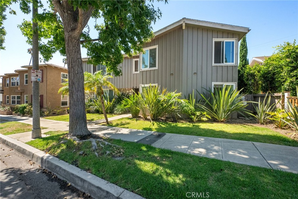 3822 E 1st 1