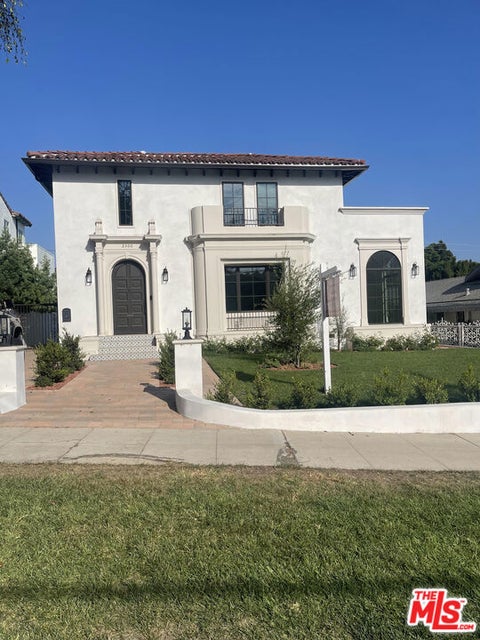 Photo of 2300 N Commonwealth Avenue, Los Angeles, CA 90027 (MLS # 26998329)
