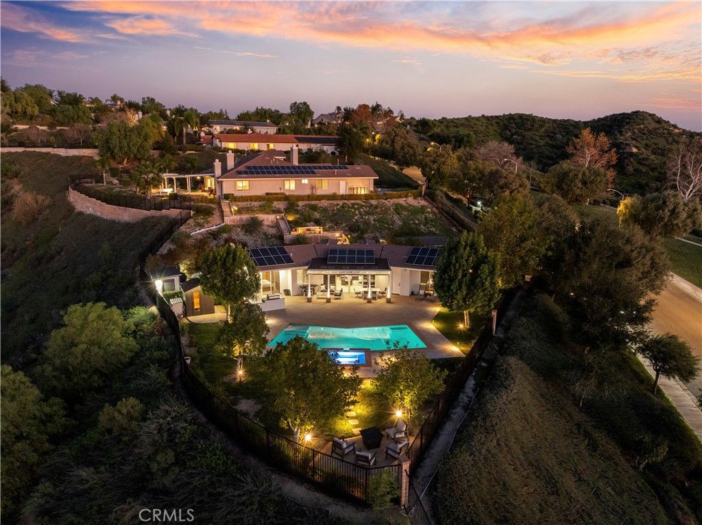 Photo of 23097 Lowridge Place Pl, Saugus, CA 91390 (MLS # SR25273716)