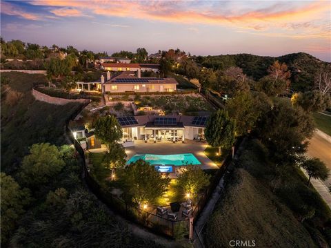 Photo of 23097 Lowridge Place Pl, Saugus, CA 91390 (MLS # SR25273716)