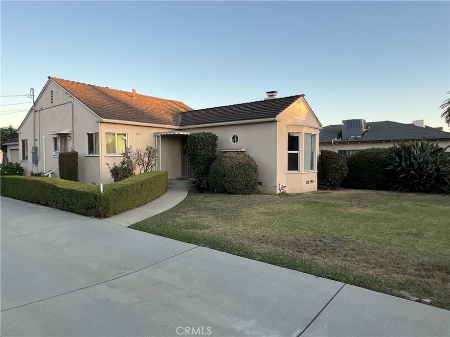 This charming 2 bedroom/1bath stand alone Triplex unit has no shared walls.  It has its own private front and backyard. Updated bathroom and floors. Split unit AC. Bright and airy. Laundry room off the large kitchen. 2 car garage. Close to all.