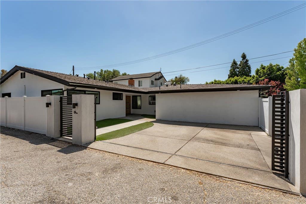Photo of 23030 Dolorosa ST, Woodland Hills, CA 91367 (MLS # SR26142389)