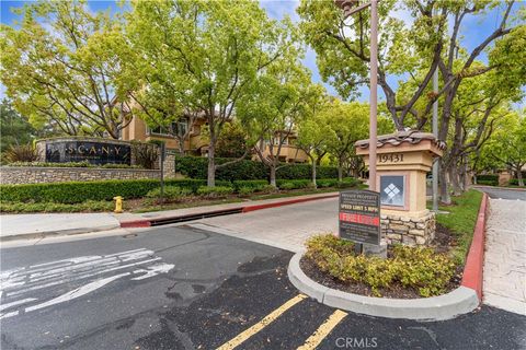 Photo of 19431 Rue De Valore #39D, Lake Forest, CA 92610 (MLS # TR26118783)