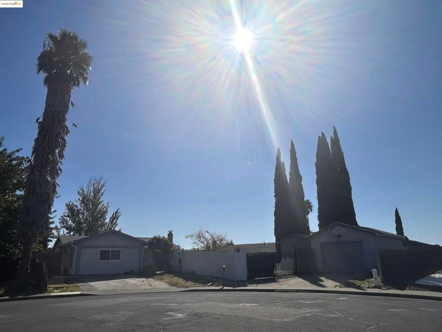 Huge lot + incredible fixer-upper opportunity in a desirable Vacaville court location. This rare single-story home in the Travis School District offers 5 bedrooms, 3 bathrooms, and 2,185 sq ft ready for your vision. Unlock its full potential with updates that match your style. Whether redesigning for modern living, creating multi-generational space, or adding outdoor amenities to take advantage of the expansive yard. Perfectly positioned within walking distance to shopping and schools, this property blends convenience with room to grow. A renovation-ready gem for those looking to build equity in a great neighborhood. Open House Saturday 11/1 1-4pm.