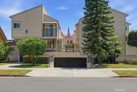Photo of 1000 E Windsor Road #9, Glendale, CA 91205 (MLS # SR26056402)
