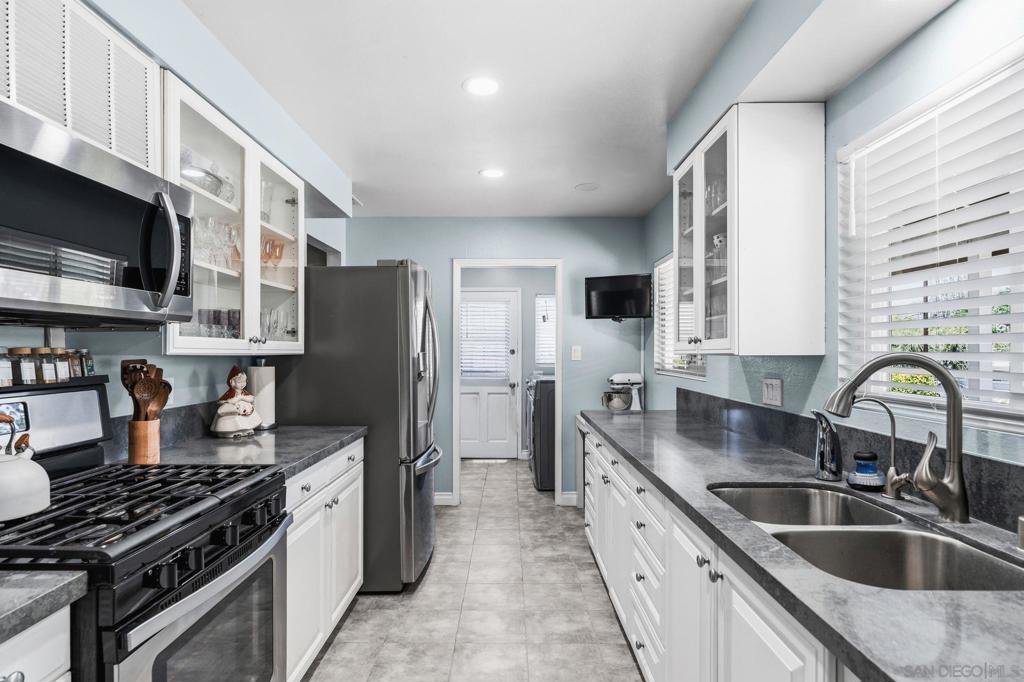 125 Encanto Dr. DR, Escondido CA 92027