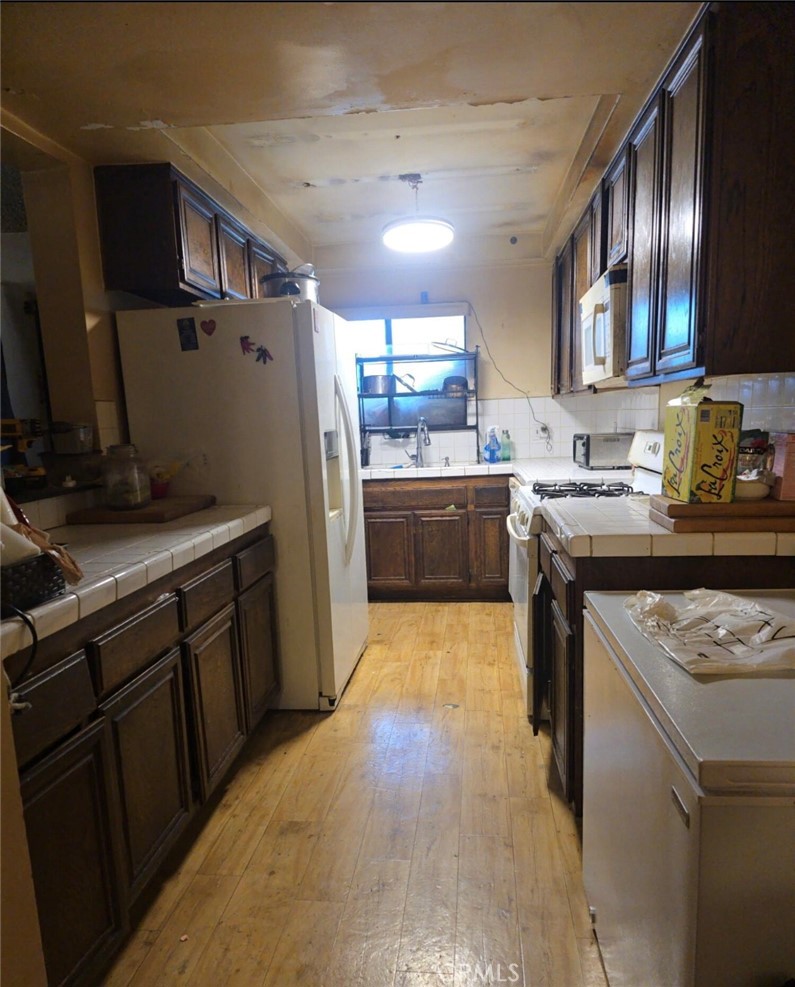 1239 W Rosecrans