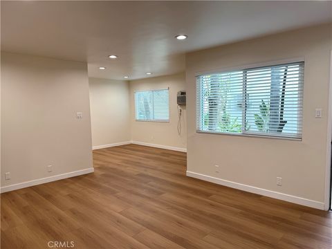 Photo of 18657 Collins Street #4, Tarzana, CA 91356 (MLS # SR26102151)