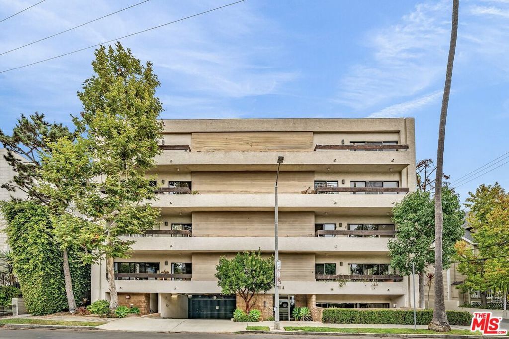 Photo of 814 Amherst Avenue #203, Los Angeles, CA 90049 (MLS # 25612263)