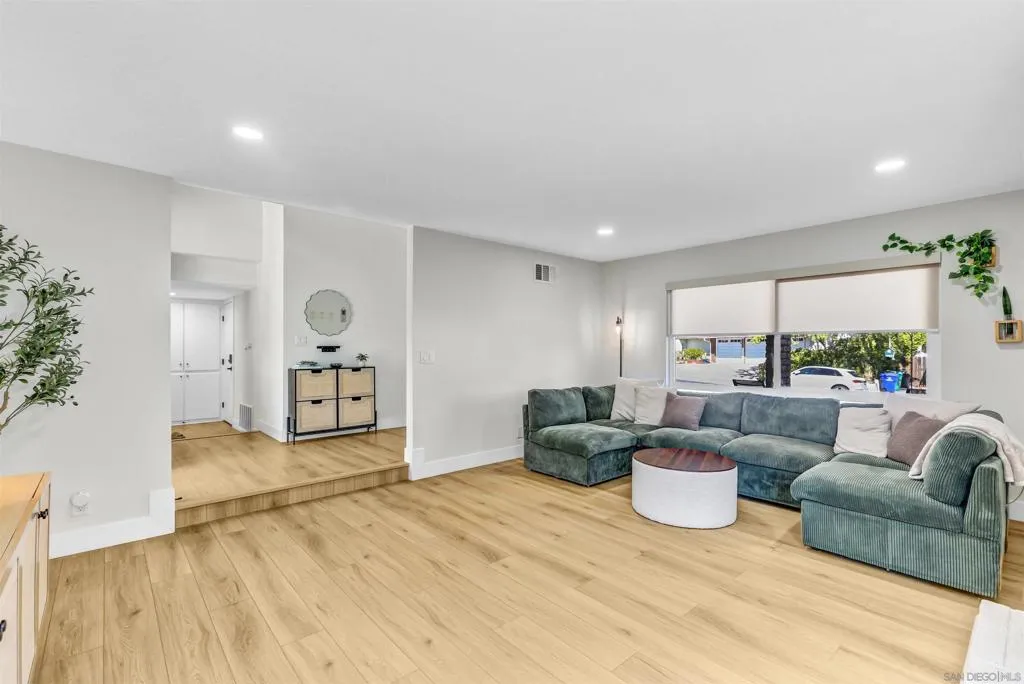 San Diego, California 92119, United States, 4 Bedrooms Bedrooms, ,3 BathroomsBathrooms,Residential,Active,222086