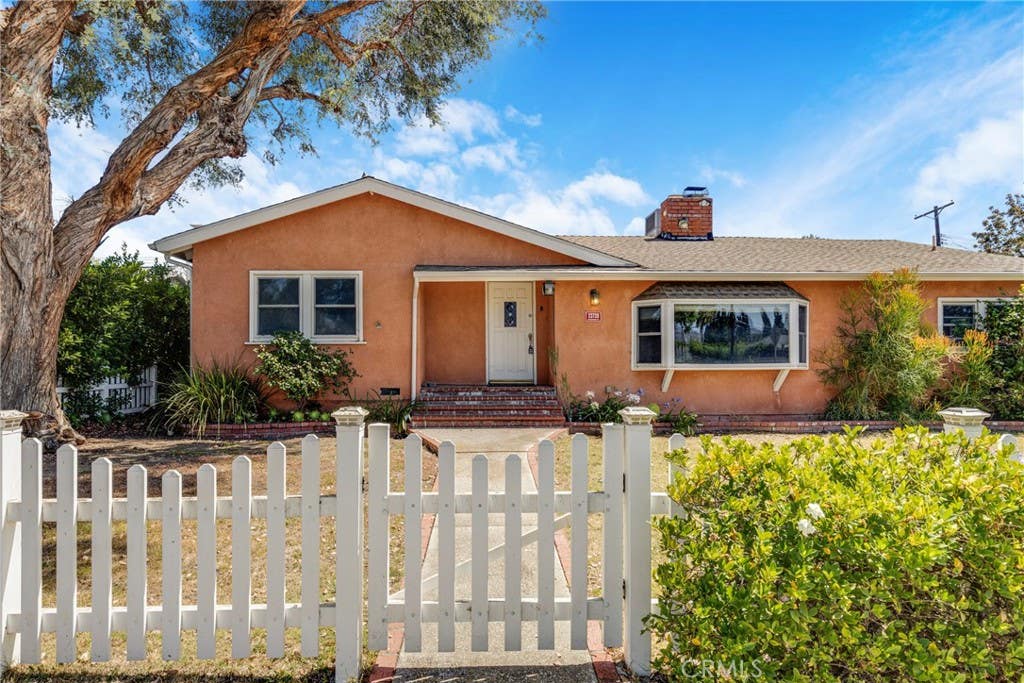 Photo of 23728 Bessemer Street, Woodland Hills, CA 91367 (MLS # SR26176732)