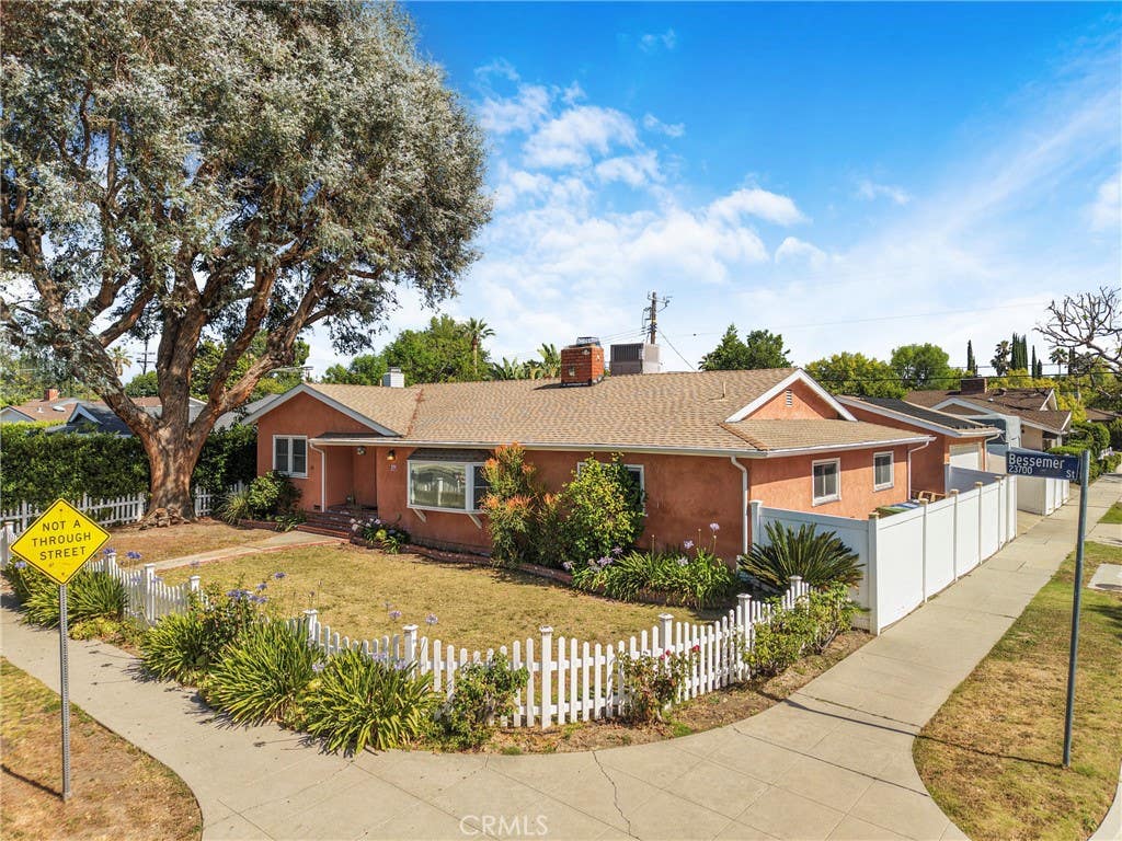 Photo of 23728 Bessemer Street, Woodland Hills, CA 91367 (MLS # SR26176732)
