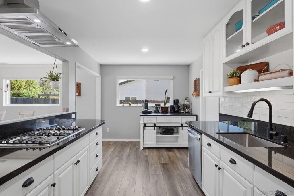 Photo of 8182 Beaver Lake Dr Dr, San Diego, CA 92119 (MLS # 260006131SD)