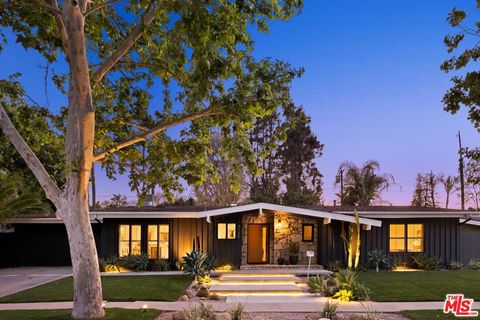 Photo of 4735 Degovia Avenue, Woodland Hills, CA 91364 (MLS # 26816905)