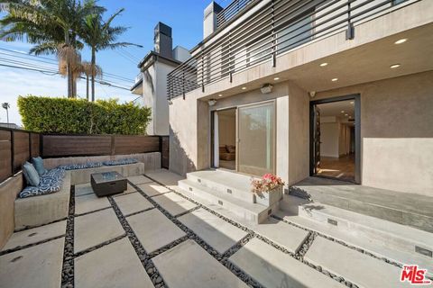 Photo of 411 Grand Boulevard, Venice, CA 90291 (MLS # 26657737)