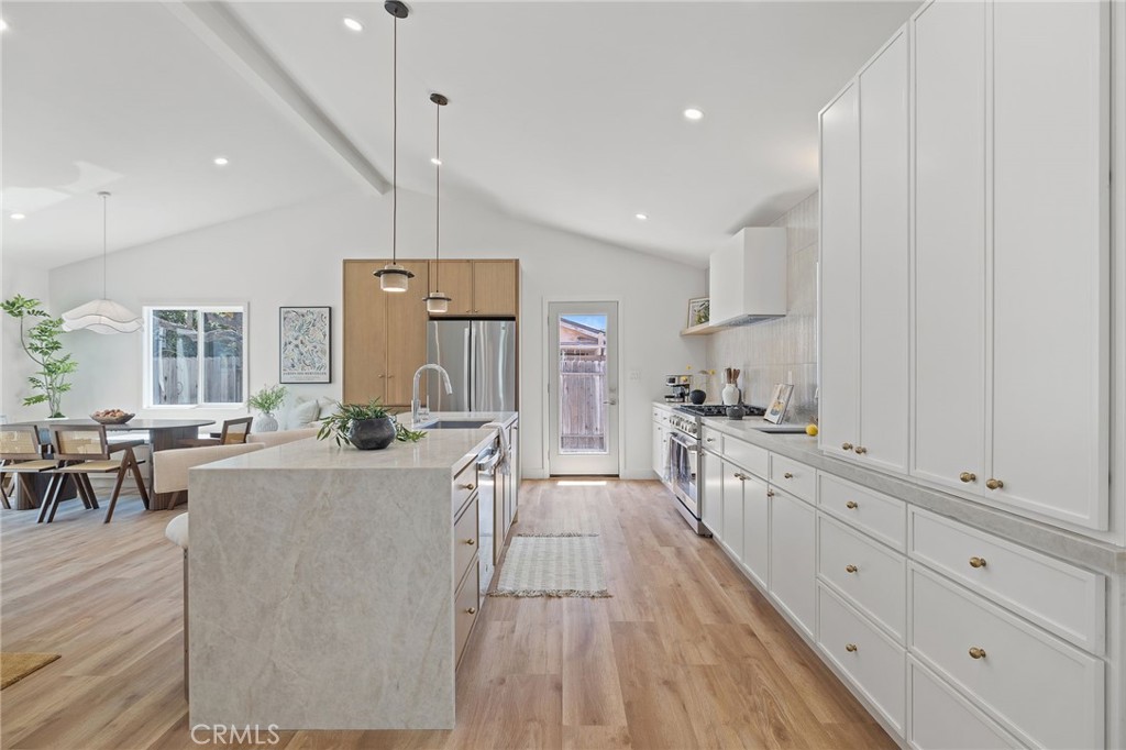 1121 E Elm St