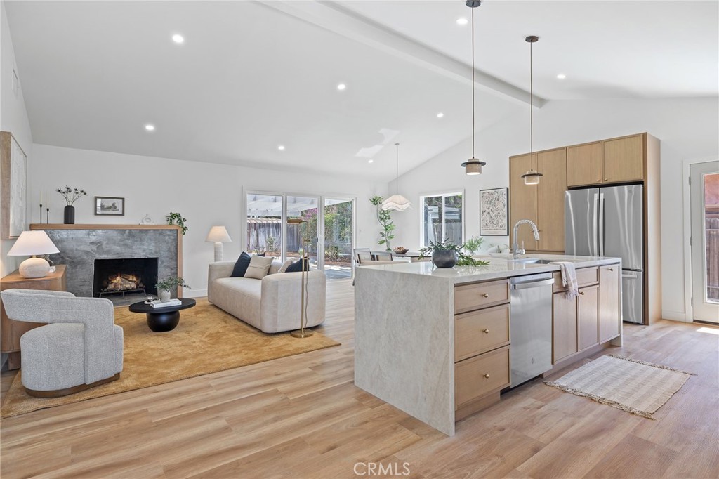 1121 E Elm St