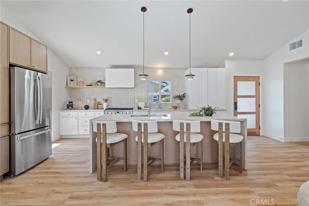 1121 E Elm St