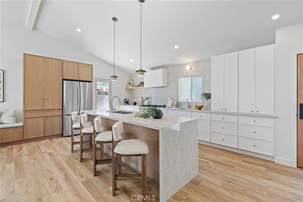 1121 E Elm St