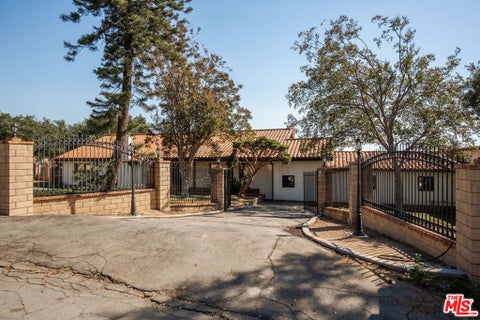 Photo of 1006 W Milton Drive, Glendora, CA 91741 (MLS # 26998061)