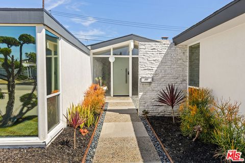 Photo of 6646 S Bedford Avenue, Los Angeles, CA 90056 (MLS # 26827099)