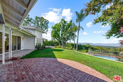 Photo of 19621 Wells Drive, Tarzana, CA 91356 (MLS # 26649175)