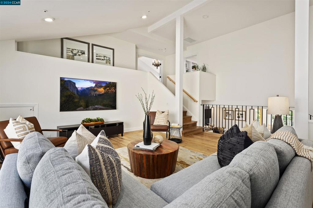 ORINDA DOWNS - Residential