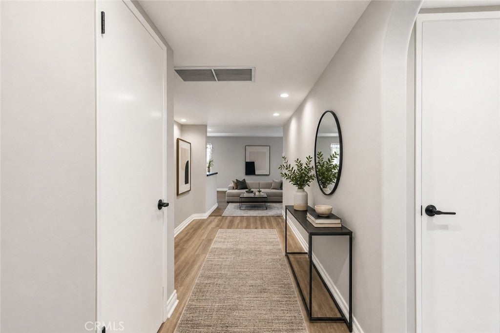 16012 Moorpark 302A
