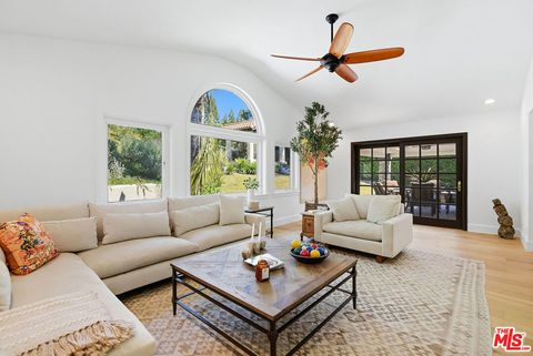 Photo of 10 Baymare Road, Bell Canyon, CA 91307 (MLS # 26674961)