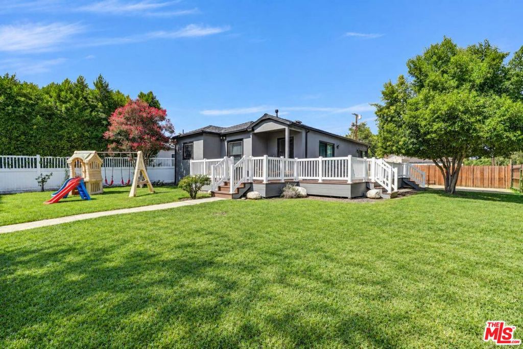 Photo of 22603 Mariano Street, Woodland Hills, CA 91367 (MLS # 26995169)