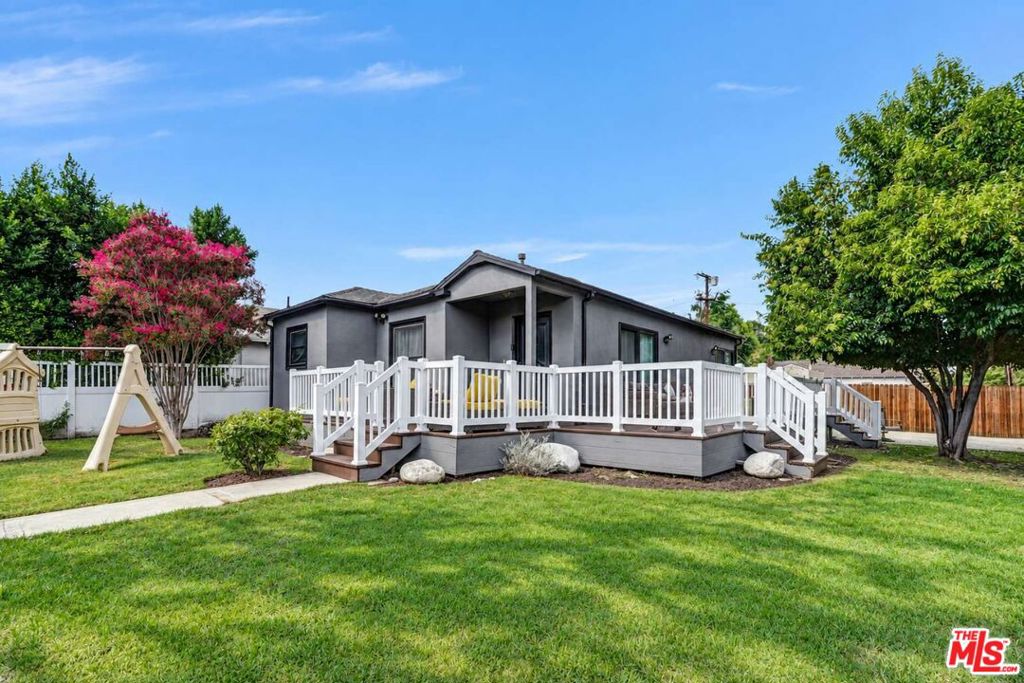 Photo of 22603 Mariano Street, Woodland Hills, CA 91367 (MLS # 26995169)
