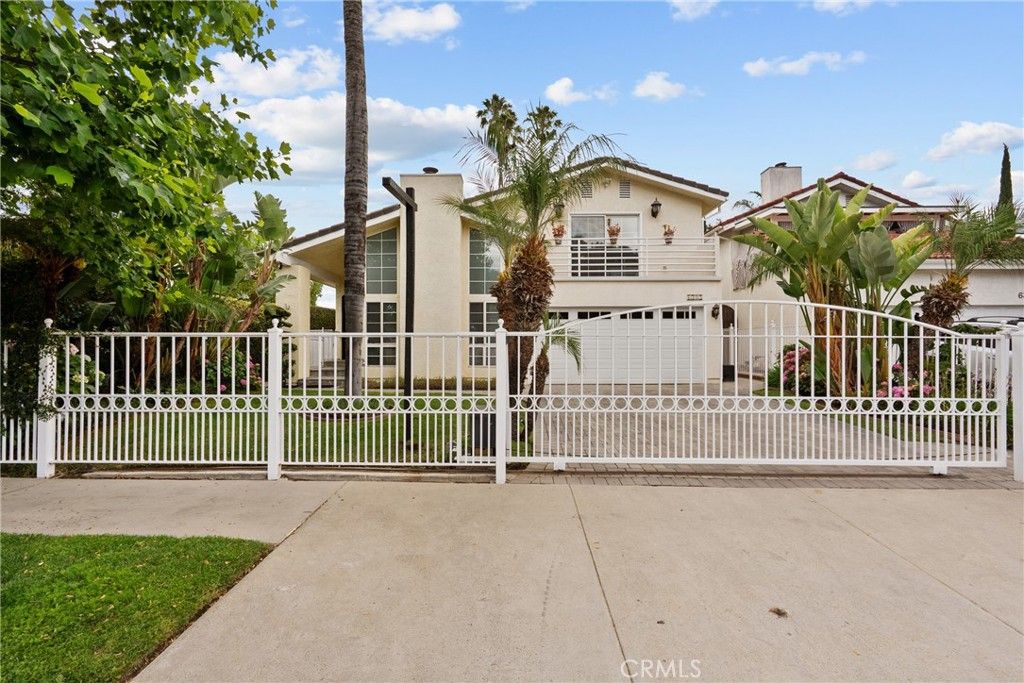 Photo of 6325 Yolanda AVE, Tarzana, CA 91335 (MLS # SR26126448)