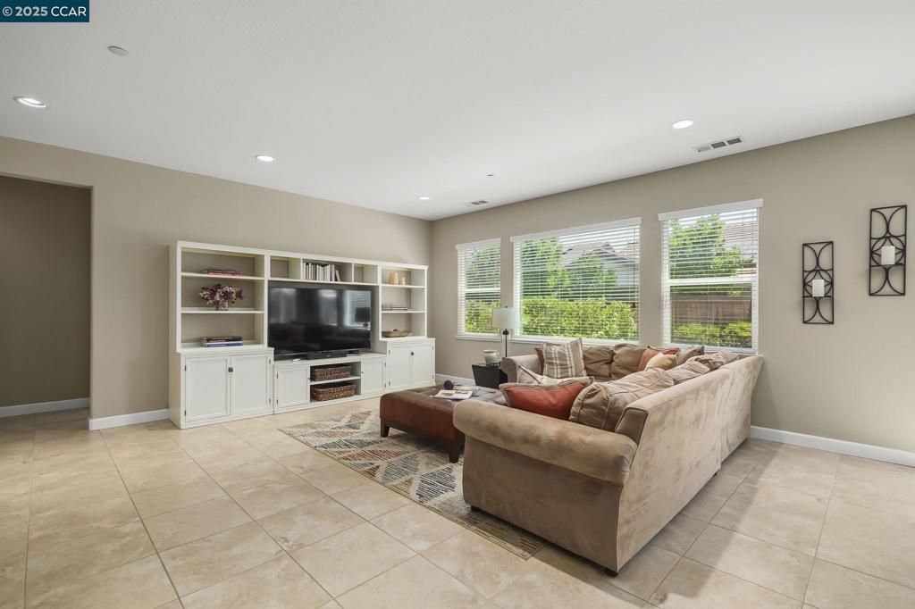 490 Stratford Ct